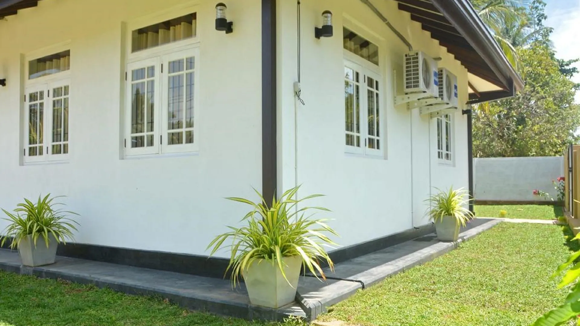 Oneli Residence نيجومبو 3*,